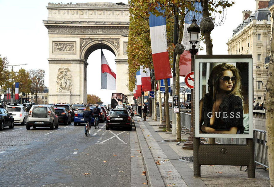 campagna pubblicitaria su pensiline Parigi